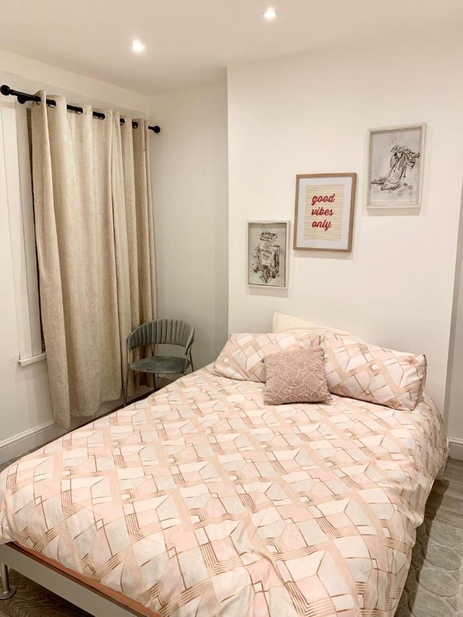 Modern 2 Bedroom Apartment With Private Garden Near Canary Wharf Λονδίνο Εξωτερικό φωτογραφία